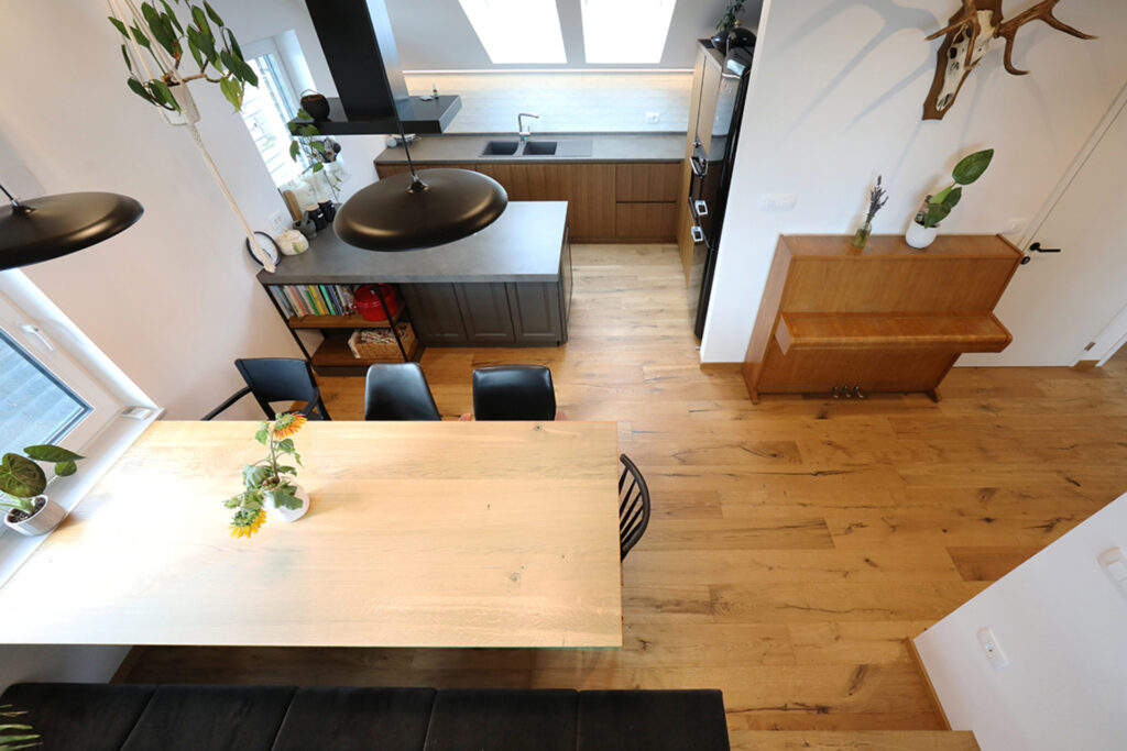 Attic Apartment - The Warmth of Wood with a View of the Lake